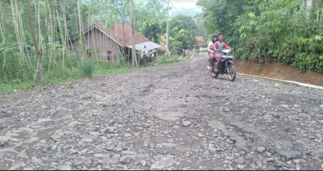 RUSAK Jalan Pamujaan Desa Ciwalen Kecamatan Dayeuhluhur kondisinya rusak, Minggu (20/9)/TASLIM INDRA