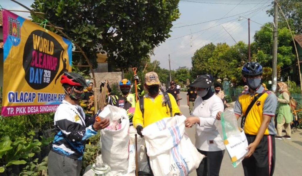 PILAH SAMPAH : Warga di Kecamatan karangpuncung membersihkan dan memilah sampah, Sabtu (18/9)