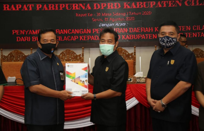 FOTO: Bupati Cilacap menyerahkan Raperda Perubahan APBD TA 2020 kepada Wakil DPRD Cilacap didampingi Ketua DPRD.