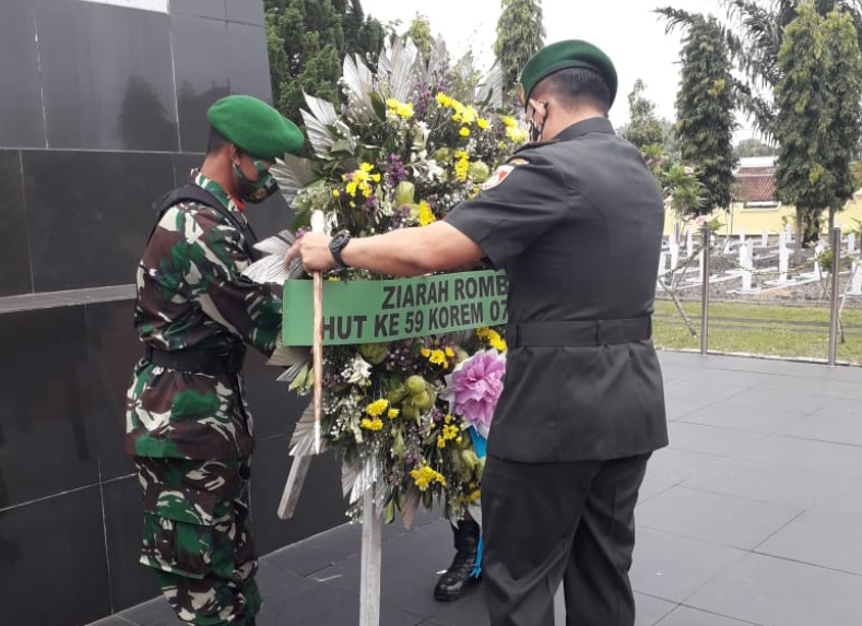 ZIARAH : peletakan karangan bunga di TMP Tanjung Nirwana, Purwokerto saat ziarah ke makam pahlawan dalam rangka HUT Ke-59 Korem 071/Wijayakusuma.