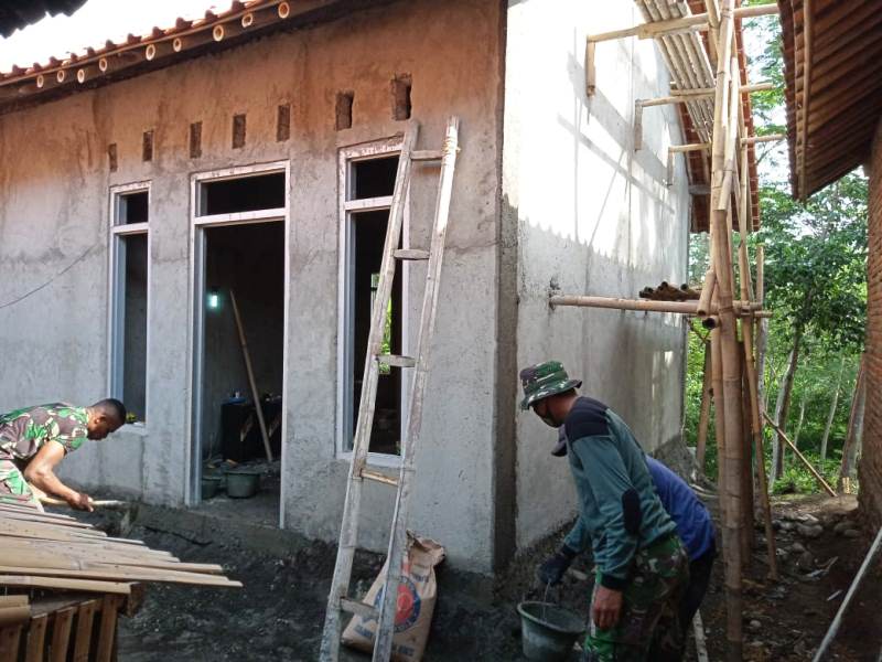Rumah milik Makmuri (30), warga Dusun Karanganyar RT. 02 RW. 01, Desa Kalinusu, Kecamatan Bumiayu, Kabupaten Brebes.