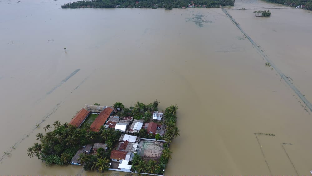 BANJIR: Foto udara penampakan banjir yang terjadi di Desa Sirau Kecamatan Kemranjen Banyumas, Kamis (29/10). (istimewa)