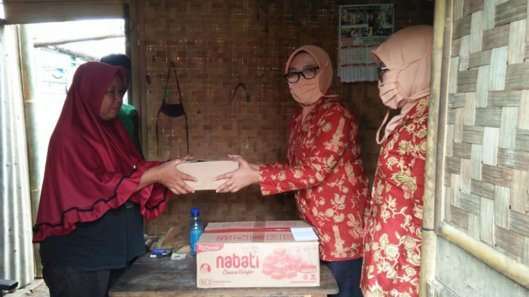 DWP Purbalingga menyerahkan bantuan sembako kepada warga Desa Muntang, Kecamatan Kemangkon, beberapa waktu lalu.