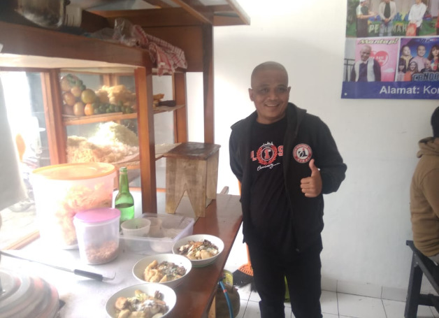 OUTLET BARU : Bang Sapri pesbuker mengunjungi outlet Soto Mie Bogor Brand Franchise miliknya, yang kini hadir di Purwokerto.