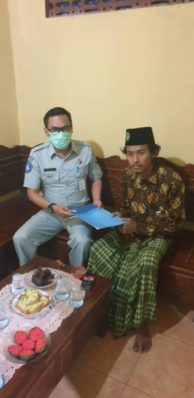 Kepala Jasa Raharja Perwakilan Purwokerto Nur Asnawi Azis menyerahkan santunan ke ahli waris korban.