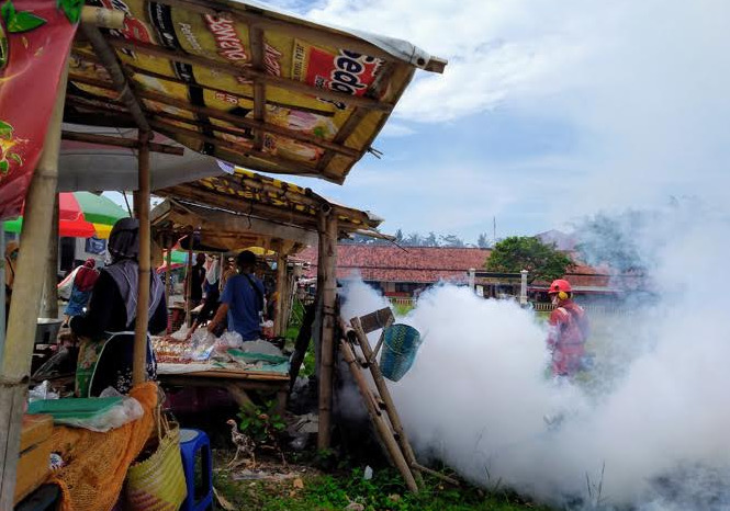 PENGASAPAN: Kegiatan fogging chikungunya di area Pasar Kedungpring.