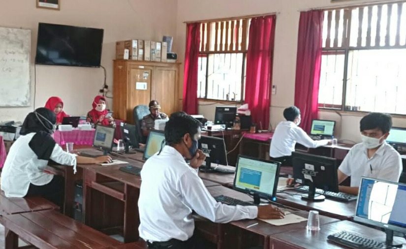 SELEKSI : Peserta seleksi Perangkat Desa Madusari melaksanakan ujian praktek komputer di SMP Negeri 2 Wanareja, Kamis (10/12)/TASLIM INDRA