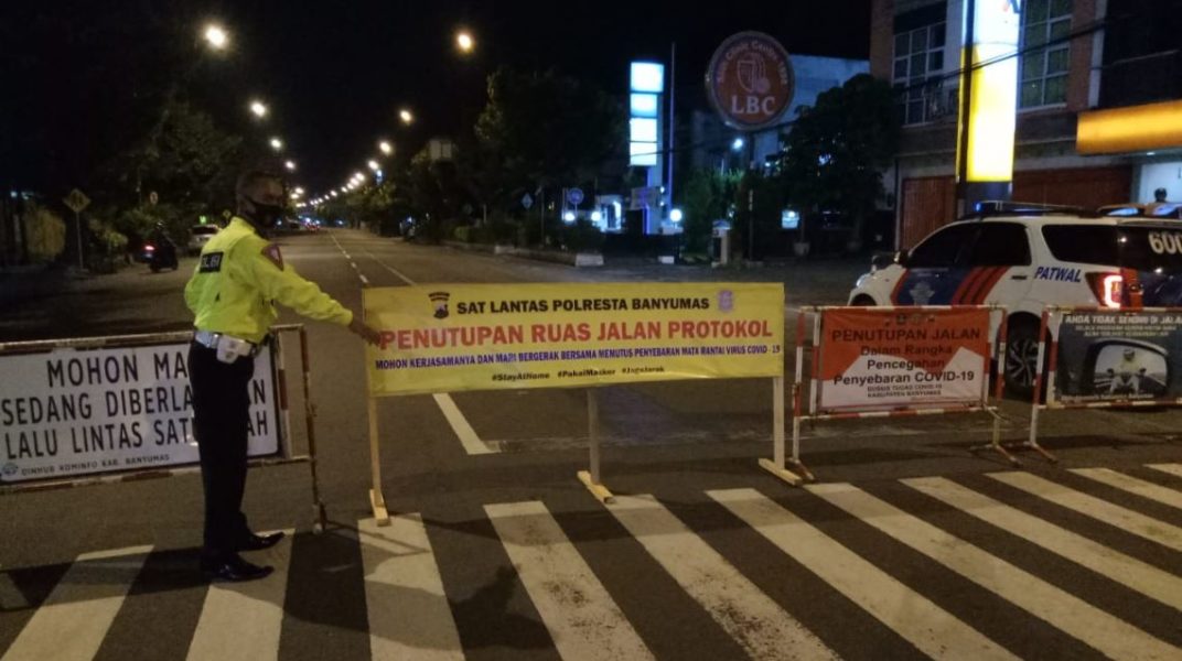 Ditutup : petugas dari Satlantas Polresta Banyumas menutup jalan di kota Purwokerto sebagai penerapan PSBB.