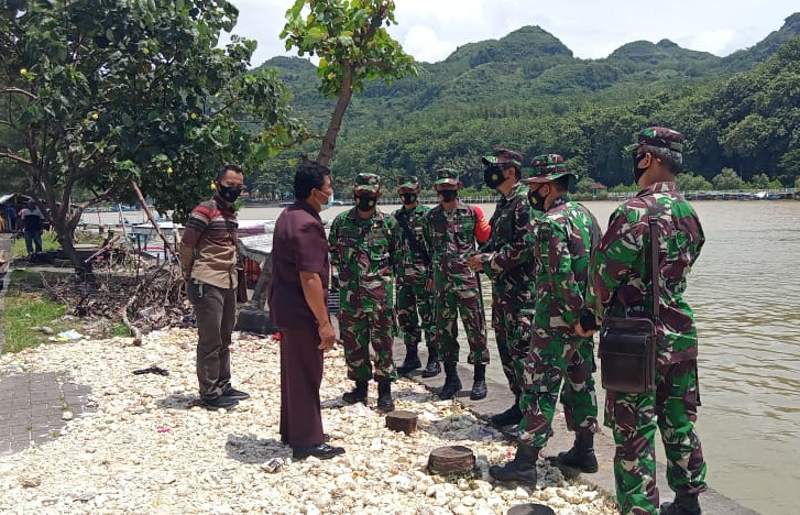 CEK ASET : Dandim didampingi sejumlah pejabat perwira Kodim 0703/Cilacap meninjau aset TNI AD disepanjang pesisir selatan mulai dari pantai Jetis hingga Bunton. (Istimewa)