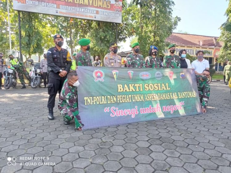 TNI - Polri Bagi Paket Sembako -Banyumas Ekspres