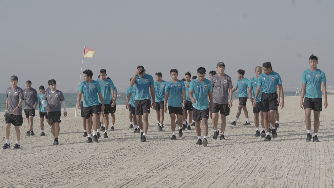 Tiba di Dubai_Timnas Indonesia Latihan Ringan di Tepi Pantai