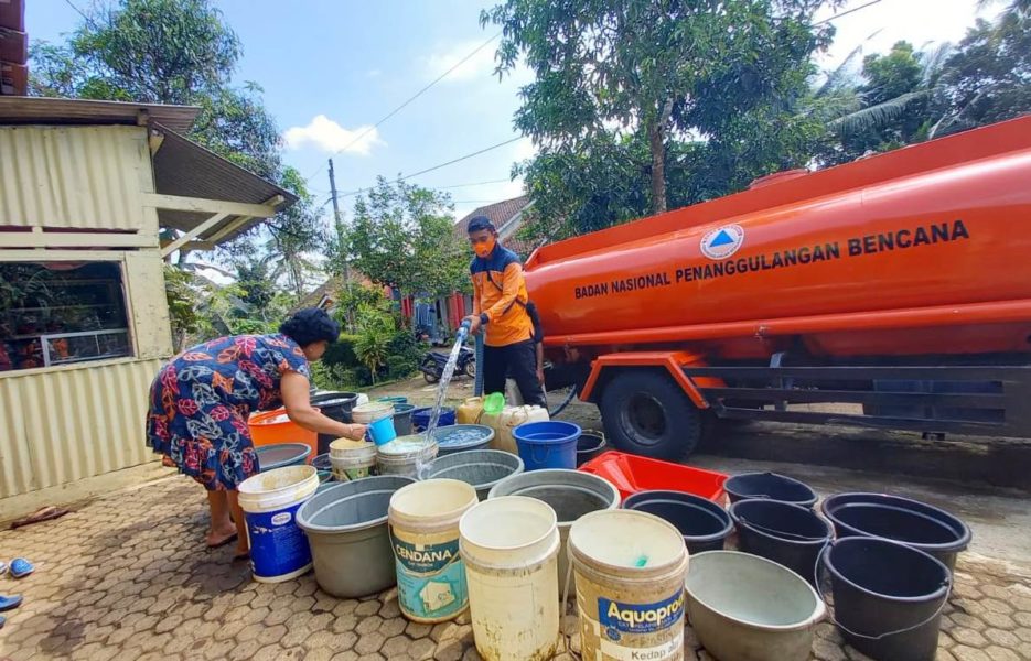 Kepala Keluarga di DesaBantar di Droping air Bersih