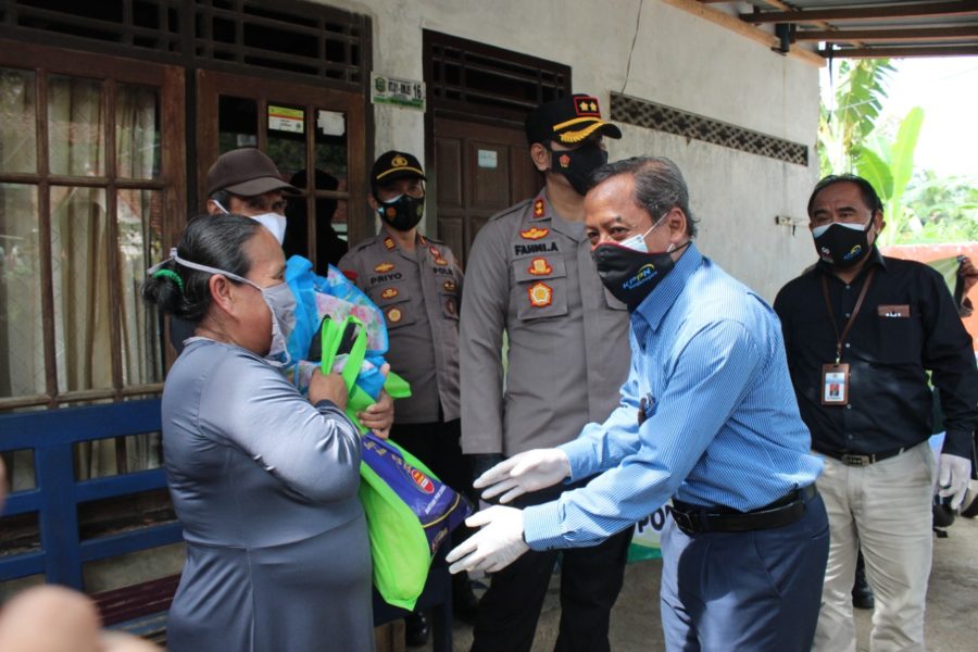 Kepala KPPN Banjarnegara Sudarmaji menyerahkan bantuan untuk masyarakat terdampak pelaksanaan PPKM
