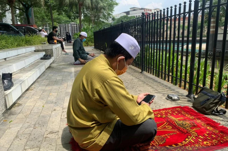 Malaysia Larang Salat Berjamaah di Masjid