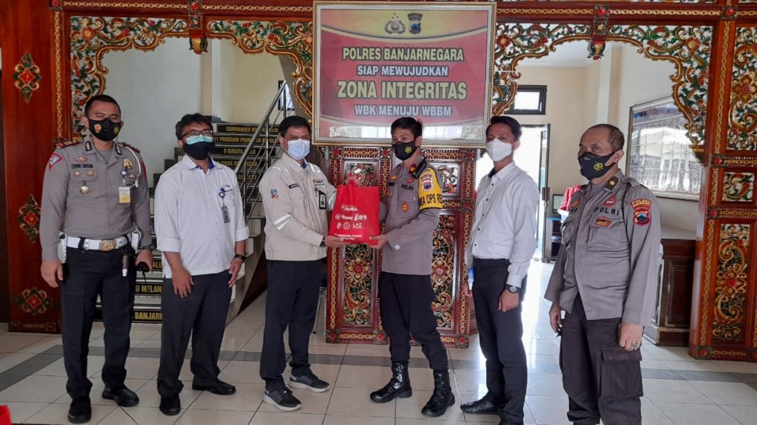 Serah terima bantuan paket sembako simbolis dari PT Indonesia Power Mrica PGU kepada Polres Banjarnegara untuk didistribusikan kepada masyarakat terdampak PPKM Darurat
