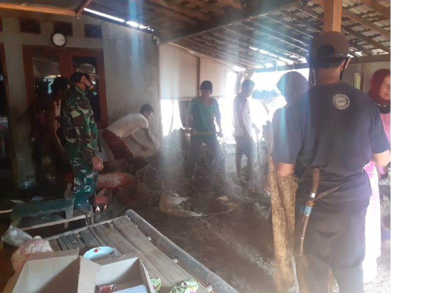 TNI Bantu Bersihkan Rumah yang Tertimpa Longsor