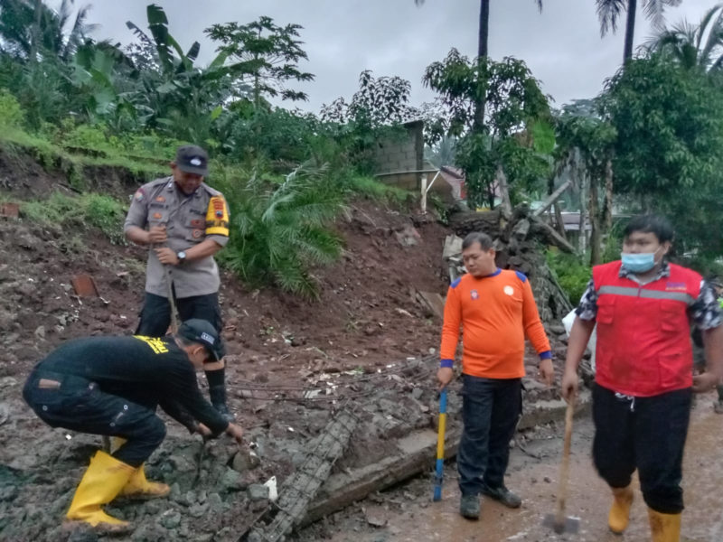 Tim Gabungan Bersihkan Talud Longsor di Desa Jatisaba