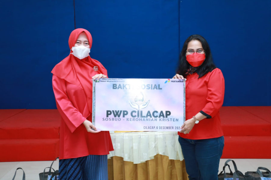 Organisasi Istri Pekerja Pertamina Berikan Hadiah Natal untuk Gereja di Cilacap