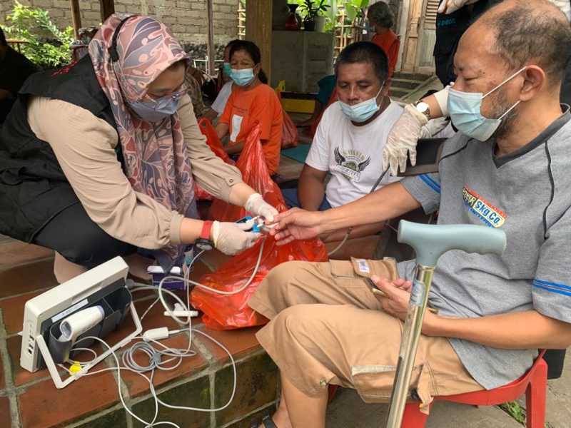 PERIKSA KESEHATAN: dr Minachun Syania dokter RSI Banjarnegara saat memeriksa penderita Stroke di Yayasan Tapasya Stroke Center Tabanan Bali.