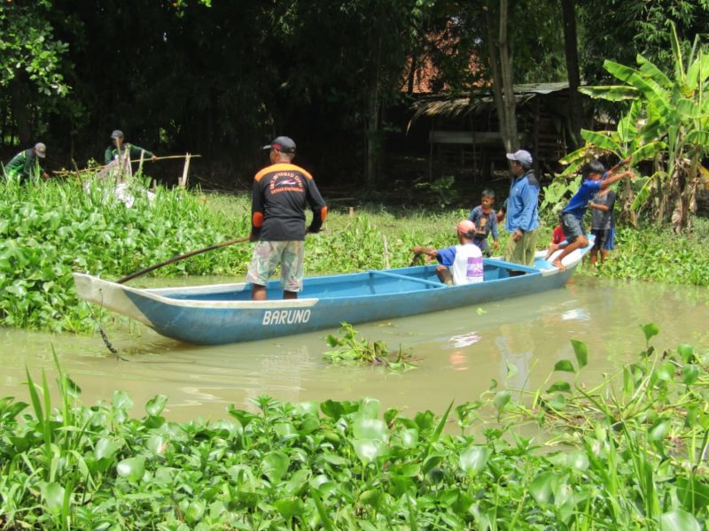 Antisipasi Banjir warga Kerja Bakti Bersih-bersih Sungai