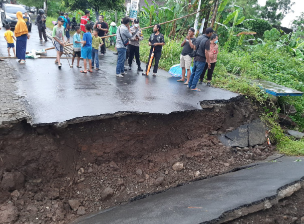 Hujan Deras, Tanah Longsor di Rawalo dan Jalan Terputus di Purwokerto