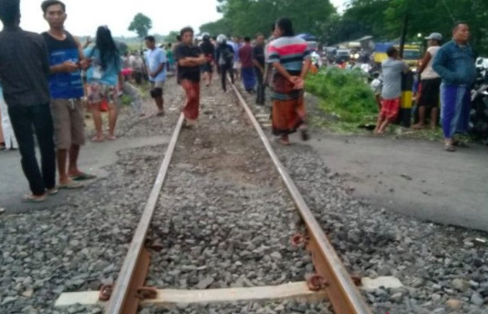 Kereta Api Logawa, Purwokerto - Jember vs Mobil di Probolinggo, 4 Orang Tewas