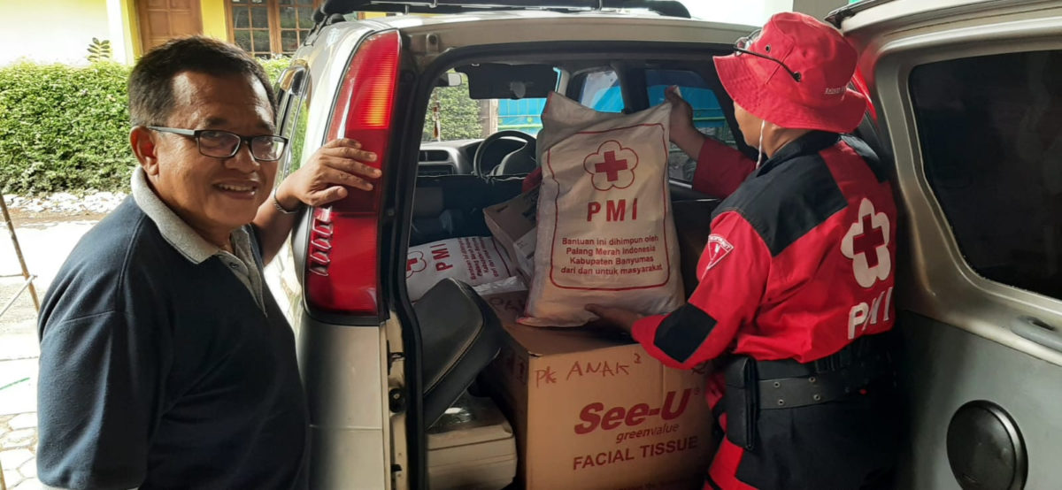PMI Serahkan Bantuan bagi Korban banjir di Wangon
