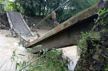 Diterjang Banjir, Jembatan di Desa Sindangbarang Ambruk