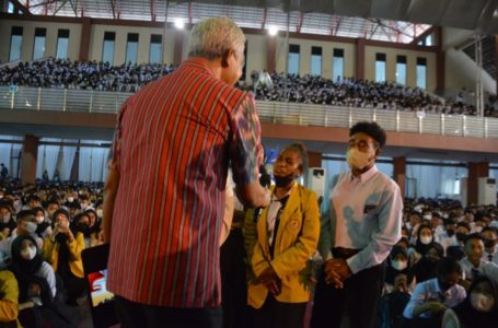 FTA-Ganjar Pranowo Berinteraksi dengan Mahasiswa Baru Unsoed