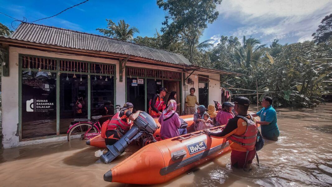 FOTO A - Basarnas Evakuasi Korban Banjir