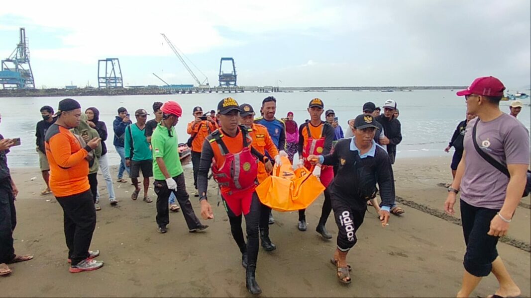 FOTO A - Remaja Tenggelam di Pantai Sodong Ditemukan Meninggal