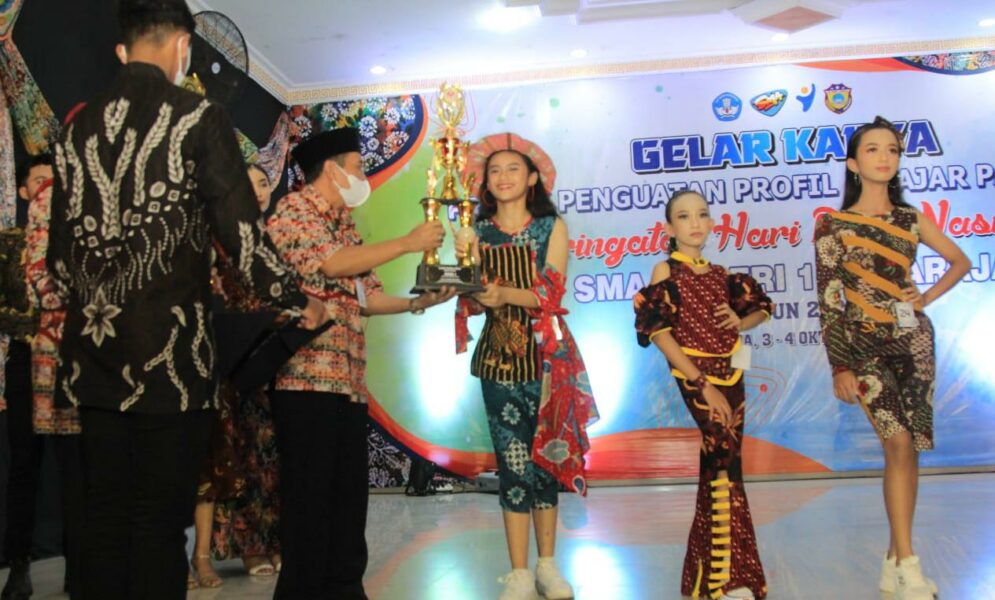 FTA_SMAN 1 sokaraja Gelar Fashion Show Batik Casual Pelajar