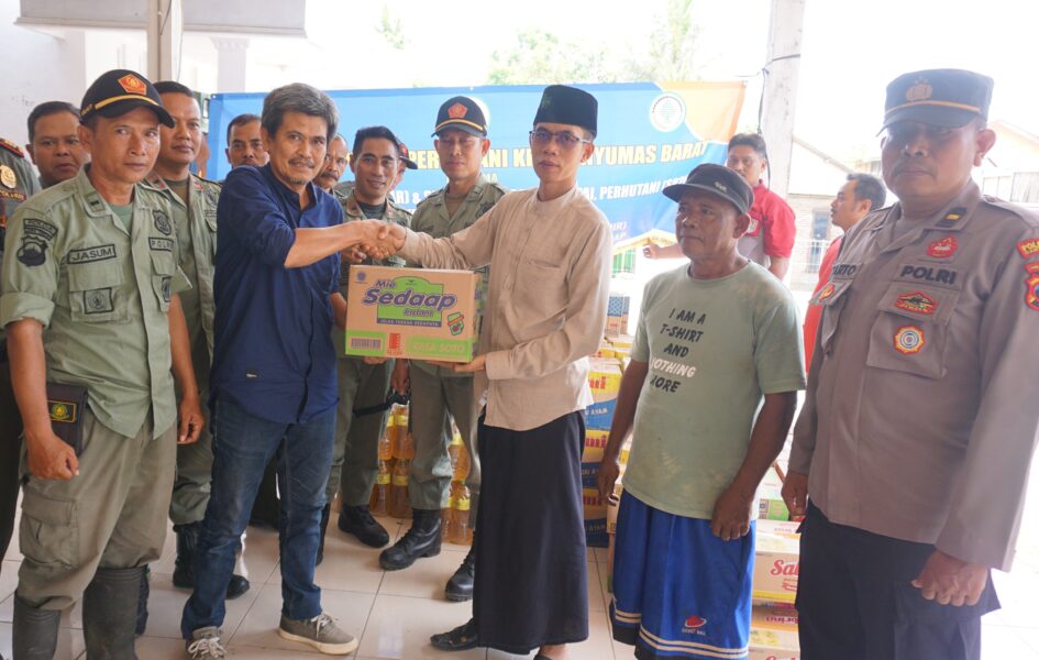 HL - Perhutani KPH Banyumas Barat salurkan Bantuan Bagi Korban Banjir