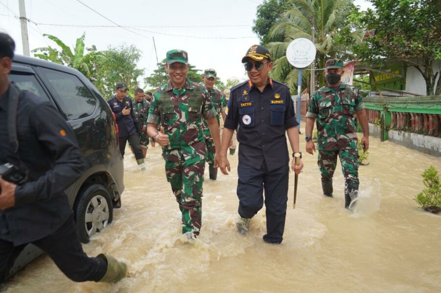 KANAN - Danrem 071 Wijayakusuma dan Bupati Kunjungi Korban Banjir